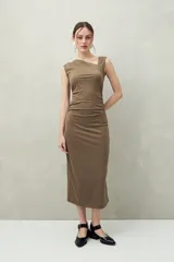 Vestido midi de punto color marrón con cuello asimétrico y frunces laterales.