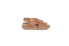 Sandalia de cuero color suela con diseño de tiras cruzadas en el empeine y ajuste con velcro en el talón. Cuenta con una suela de plataforma de poliuretano flexible y plantilla anatómica.