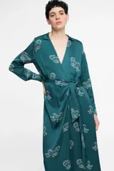 Vestido largo camisero de seda viscosa color verde petróleo con estampado de tigres blancos.