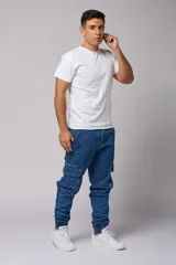 Pantalón jean de corte jogger con bolsillos cargo laterales y puños elásticos en los tobillos.