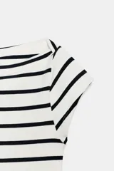 Camiseta ajustada de cuello barco y manga corta, con diseño de rayas horizontales en blanco y negro.