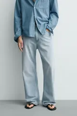 Jeans flare fit confeccionados en denim de algodón de tejido rígido, color celeste claro. Presentan diseño de cintura efecto revés, cinco bolsillos, tiro medio y cierre frontal con cremallera y botón.
