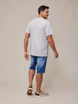 Remera blanca de algodón con cuello redondo y manga corta.