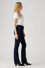 Jeans de tiro alto color azul oscuro, ajustados en cadera y muslos, con pierna acampanada.