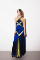 Vestido largo de tafeta azul con detalles de recortes geométricos en contraste de color verde militar, con diseño halter cruzado y silueta ajustada al cuerpo.