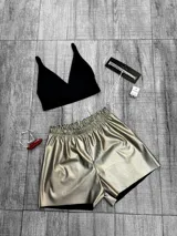 Short plateado con textura simil piel de reptil, cintura elastizada y corte holgado.