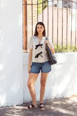 Sandalias negras de cuero con dos tiras anchas sobre el empeine y suela plana.