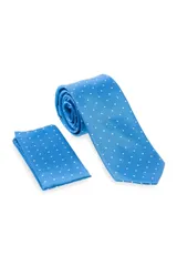 Corbata celeste con lunares blancos y pañuelo de bolsillo haciendo juego.