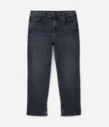 Pantalón de jean negro, modelo recto, con aberturas en el bajo de las piernas. Presenta cintura con elástico y botón mate.