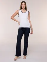 Musculosa tejida de calce recto, marca Ruby Rd, color blanco con detalles de líneas en contraste en el cuello, las sisas y el ruedo. Presenta cuello redondo y diseño sin mangas.