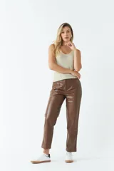Pantalón de cuero sintético marrón, de tiro alto y corte recto, con pinzas y tablas en la parte delantera.