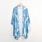 Kimono celeste con estampado de grullas blancas.
