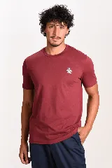 Remera bordó de manga corta y cuello redondo, con el icónico logo del pingüino bordado en el pecho.