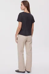 Pantalón de tiro medio y corte wide leg color beige, con diseño clásico de cinco bolsillos, presillas para cinto y cierre frontal con botón y cremallera.