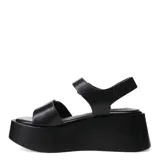 Sandalias de plataforma chunky color negro, con tiras anchas, hebillas metálicas ajustables y suela robusta.