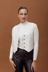 Chaleco de cuero ovino con diseño sastrero minimalista, escote en V, cierre frontal con botones y bolsillos laterales con vivo.