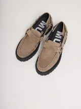 Mocasines de cuero negro con plataforma, diseño tipo náutico con costuras reforzadas en la puntera, detalle de tira sobre el empeine con apliques metálicos y argollas laterales.