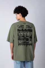Remera de corte oversize color verde oliva, con cuello redondo y estampa gráfica rectangular en el pecho con el logo VCP.