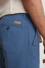 Pantalón de corte recto, color azul marino, confeccionado en 50% algodón y 50% lino.