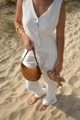 Conjunto de chaleco con botones y pantalón palazzo de crepé color negro.