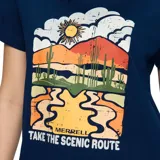 Remera de manga corta color azul marino de la marca Merrell, con estampado gráfico frontal de un paisaje desértico con la leyenda 'Take the scenic route'.