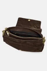 Bolso de hombro confeccionado en piel de ante color marrón, con diseño de pespuntes geométricos en la solapa. Cuenta con una correa de cadena metálica dorada y cierre imantado.