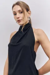 Top negro de cuello halter con acabado satinado y detalle de encaje con lentejuelas en el ruedo.