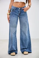 Pantalón de jean tiro medio con corte wide leg y diseño de pierna ancha. Confeccionado en denim rígido de color azul celeste con costuras a tono.