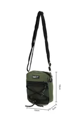 Morral bandolera negro de poliéster con correa ajustable, cierre superior y bolsillo frontal con red elástica.