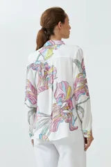 Camisa blanca con estampado de lirios de campo en tonos fucsia, amarillo y celeste.