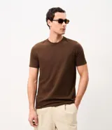 Remera marrón de corte slim, cuello redondo y manga corta, con textura acanalada vertical.