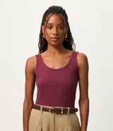 Musculosa básica de poliamida con escote en U y breteles anchos. Presenta un diseño liso, ajustado al cuerpo, confeccionado en una tela ligera, suave y de secado rápido.