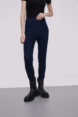 Calza de jean azul oscuro, corte skinny y tiro alto.