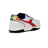 Championes deportivos Diadora Maverick Pride, color blanco, con detalles en rojo, azul, amarillo y cordones morados. Diseño de corte bajo con suela negra y entresuela color crema.