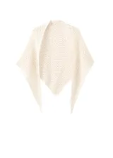 Pañuelo triangular de punto calado color beige, con diseño ligero y textura abierta.