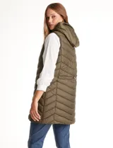 Chaleco puffer capitoneado color verde militar, con cierre central, bolsillos delanteros con cierre, jareta de ajuste en la espalda y capucha no desmontable. Tiene forro interno.