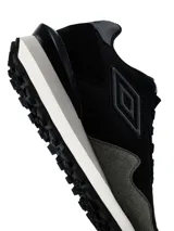 Championes urbanos Umbro para hombre, de color negro con detalles en gris y suela dentada bicolor en blanco y negro.