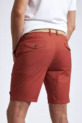 Bermuda tipo chino de gabardina, con cierre de cremallera y botón, bolsillos laterales y traseros, y pasacintos.