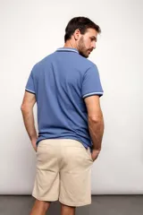 Remera polo blanca de corte regular, con cuello y mangas con detalles de doble línea en azul y negro.