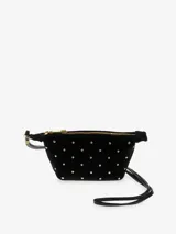 Cartera pequeña de cuero vacuno color negro, con formato bandolera, cierre superior dorado y tachas metálicas en el frente.
