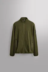 Chaqueta verde militar de punto con interior de polar. Tiene cuello alto, manga larga con bolsillo con cierre en la manga, bolsillos laterales con cierre y cierre frontal con cremallera.