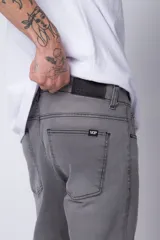 Pantalón de jean de corte recto y tiro medio, en color azul claro lavado, con cierre frontal y bolsillos laterales.