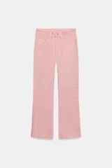Jeans de tiro alto y corte cropped flare de color rosado, con diseño de cinco bolsillos y bajo sin costuras. Cuenta con cierre frontal de cremallera y botón metálico.