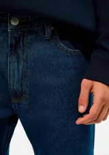 Pantalón de jean azul oscuro, de corte recto y tiro mediano, con bolsillos laterales y traseros, y costuras en contraste.