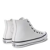 Championes de caña alta Converse Chuck Taylor All Star, confeccionados en cuero sintético blanco con cordones al tono, puntera de goma y suela de caucho con detalle de línea negra.