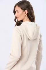 Campera de felpa con cierre frontal, capucha y detalle de parche de cuero sintético en la manga.