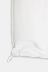 Pantalón blanco de nylon, tiro alto, con cintura elástica y detalle de sobrefalda o peplum superpuesto con hebilla metálica. Corte ancho y pierna recta.