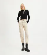 Pantalón jogger color beige, de sarga, con cintura elástica, bolsillos laterales tipo cargo y bolsillos traseros.