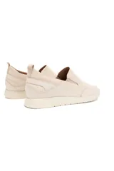 Zapatillas slip-on de cuero vacuno color off-white, sin cordones, con textura delicada, inserciones elásticas laterales y suela flexible y ligera.