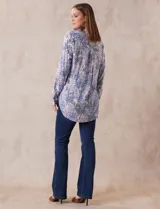 Camisa de mujer de rayón estampado, marca Grand & Greene. Tiene cuello con solapa, abertura central con botones y largo de espalda mayor al delantero.